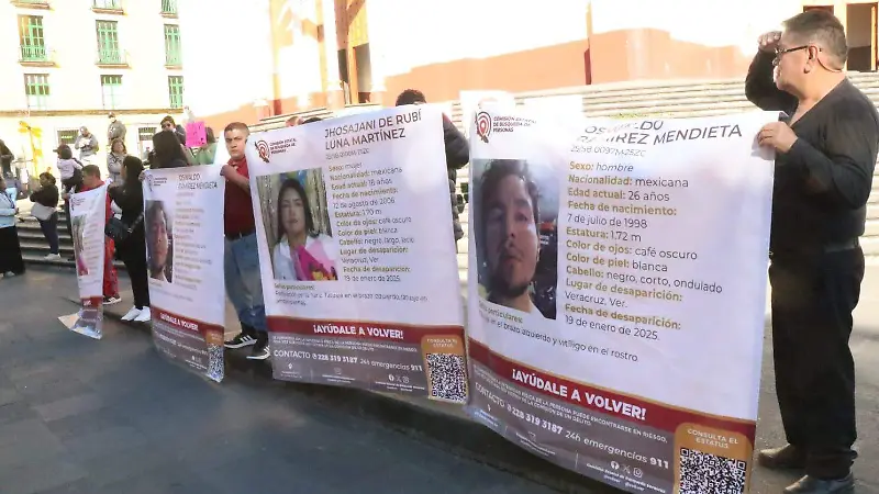 Familiares de Jhosajani de Rubí Luna Martínez y Oswaldo Ramírez Méndez protestaron en Plaza Lerdo para pedir la atención de las autoridades